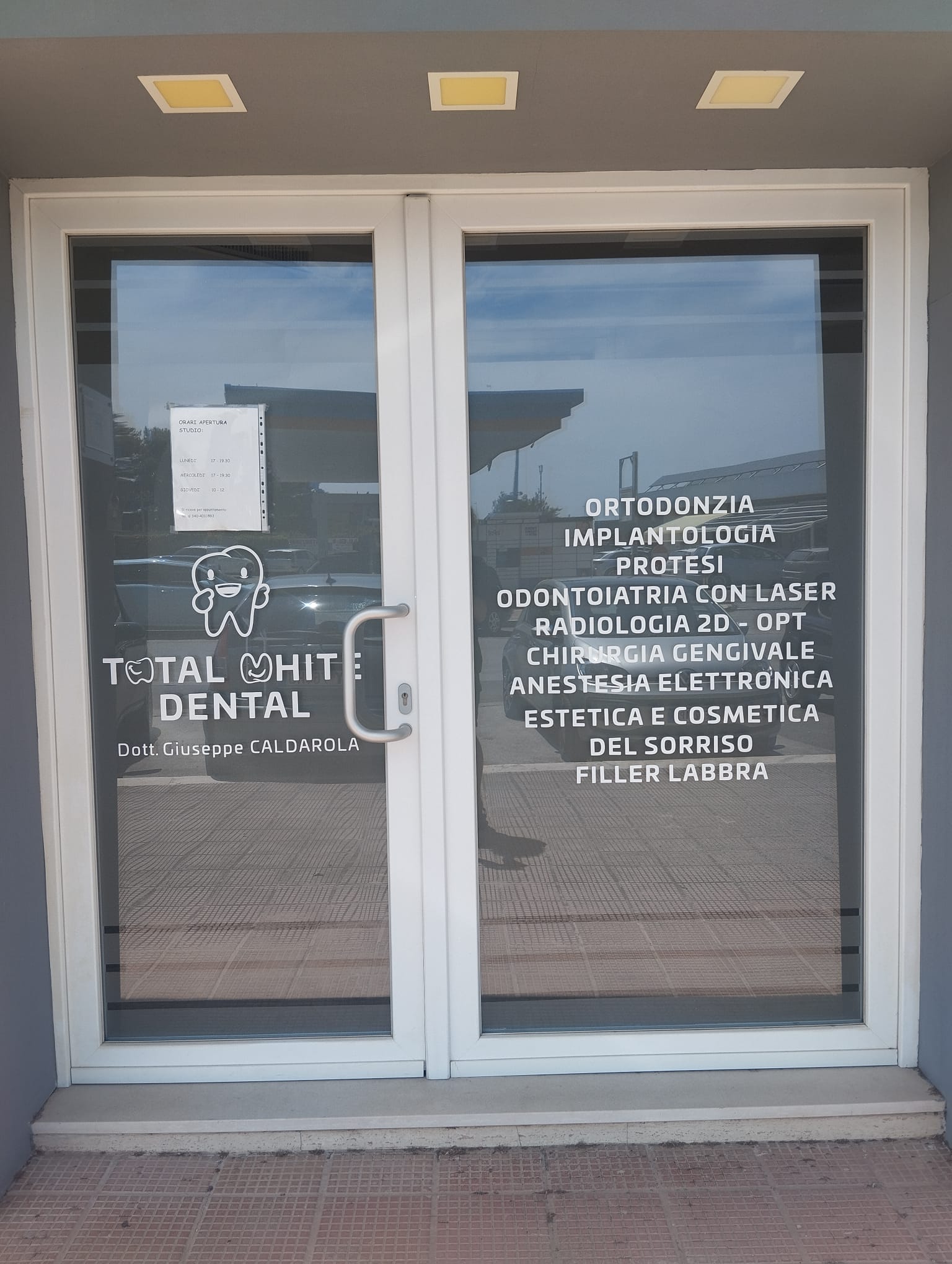 Porta vetrata con servizi elencati
