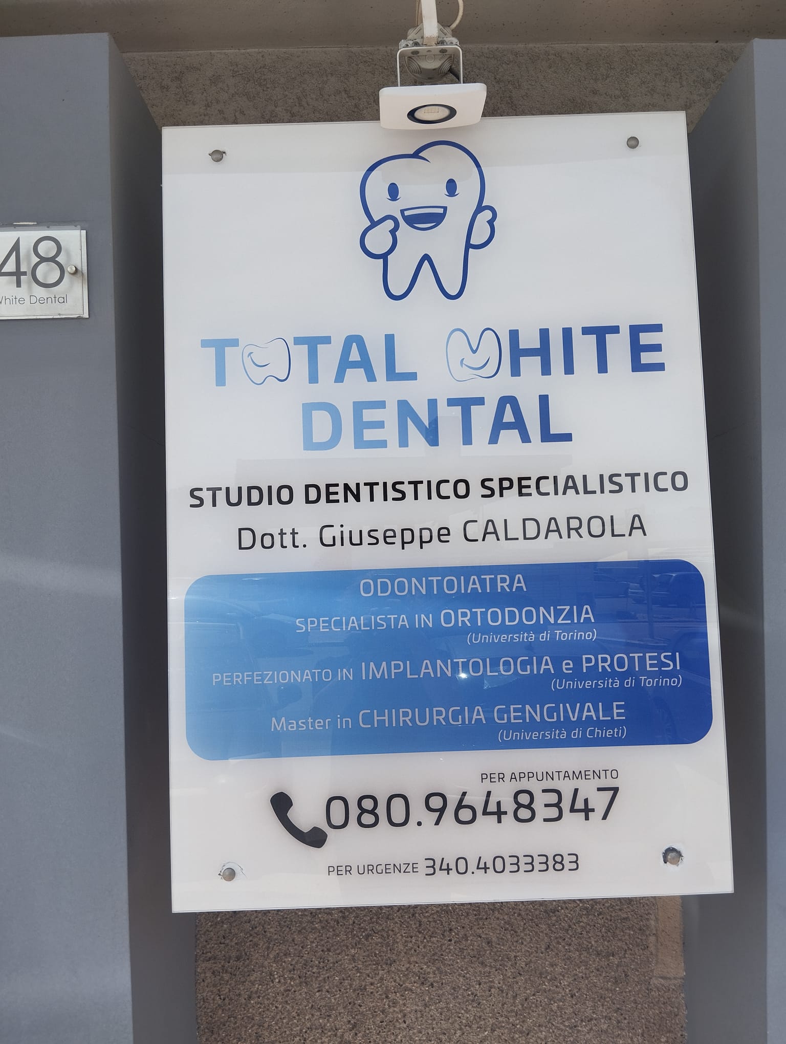 Insegna Total White Dental Bisceglie con specializzazioni