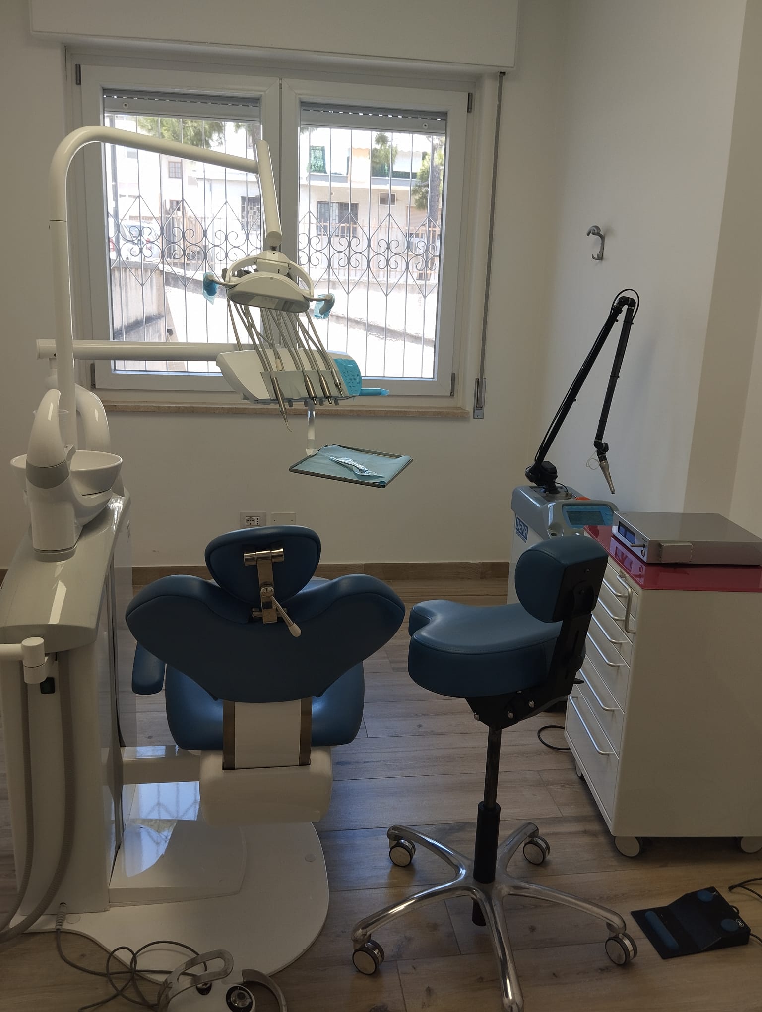 Seconda sala operatoria con riunito blu e laser dentale