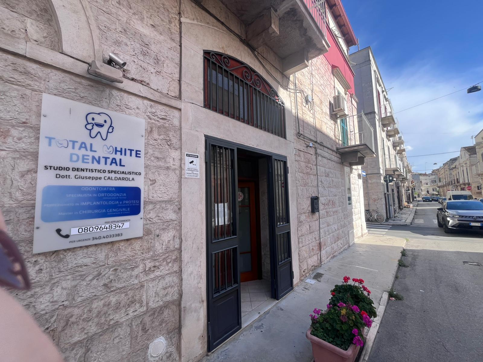 Ingresso studio Ruvo – insegna Total White Dental