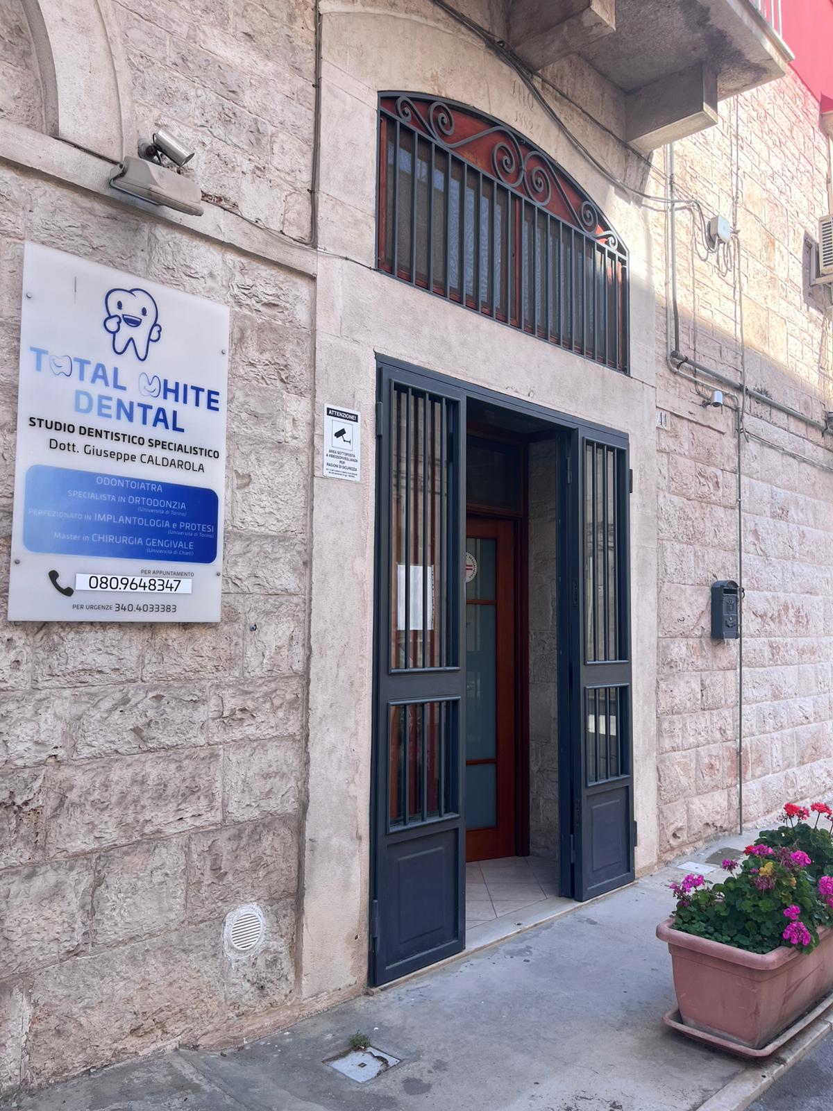 Cartello con specializzazioni del Dott. Caldarola